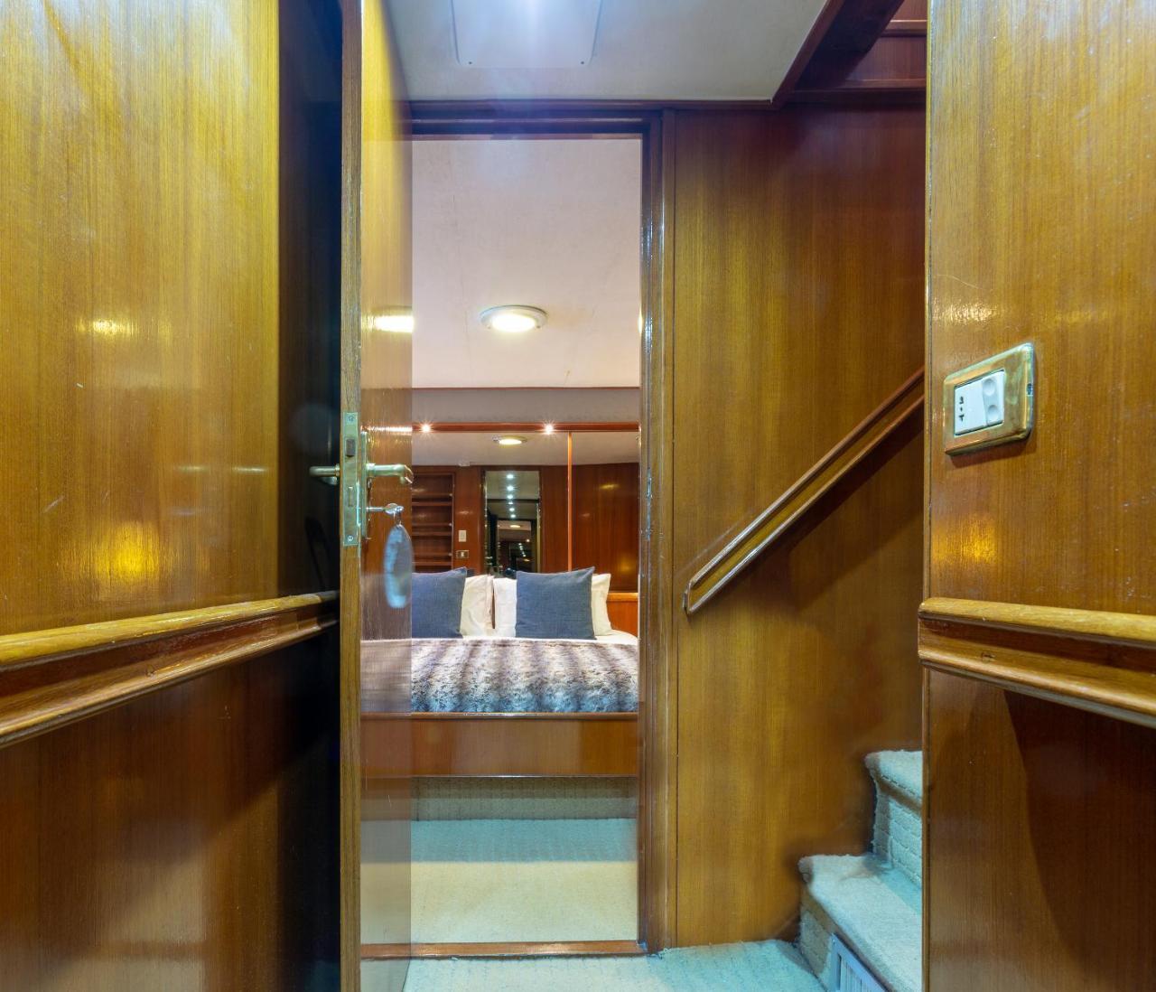 Jackie O Classic Luxury Yacht & Boutique
